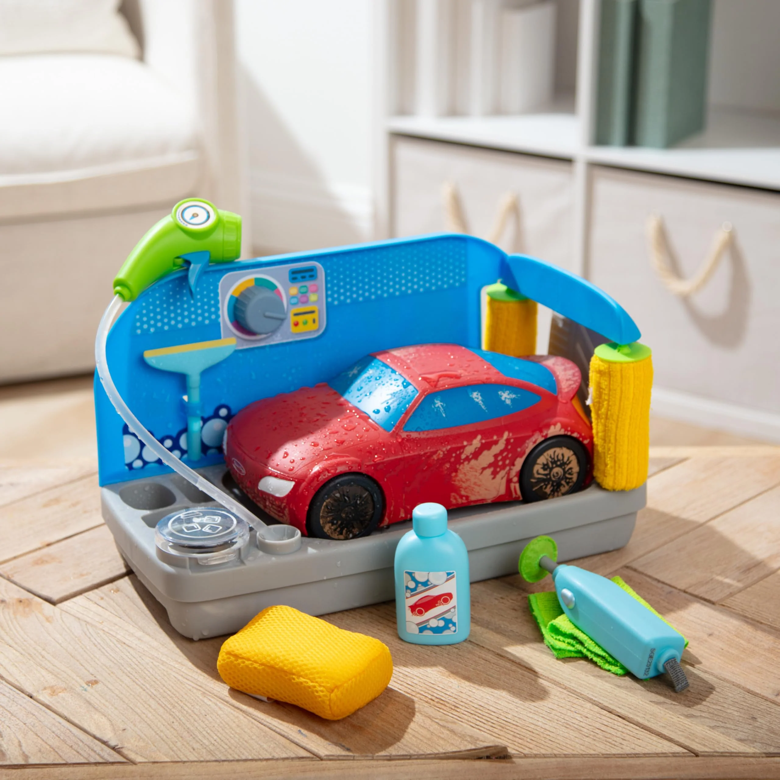 Melissa & Doug Spray & Shine Car Wash Color-Changing Water Toy Play Set Boys and Girls 3+ - Image 3