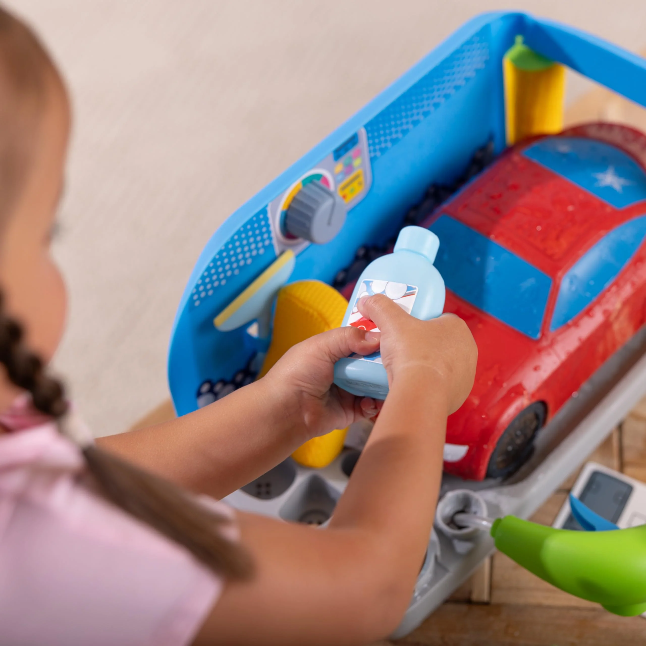 Melissa & Doug Spray & Shine Car Wash Color-Changing Water Toy Play Set Boys and Girls 3+ - Image 5